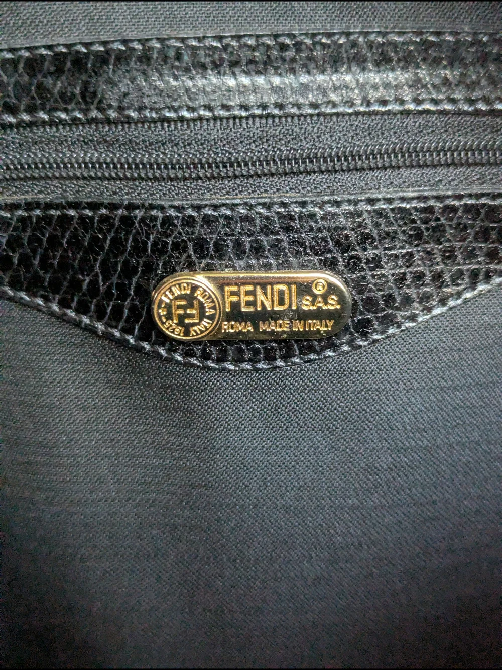 Vintage Fendi crossbody/shoulder bag from aroundthe 1970s or 1980s. It feature